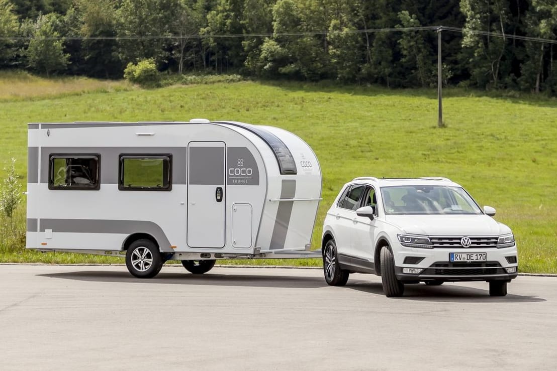 Kommen wir zum Wesentlichen: Wohnwagen und Reisemobile schrumpfenaGespann mit Wohnwagen: Häufig genügt dafür der Führerschein der Klasse B – das zeigt aber erst ein Blick auf die Waage.