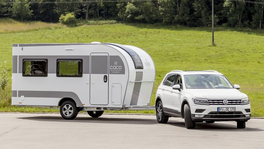 Kommen wir zum Wesentlichen: Wohnwagen und Reisemobile schrumpfenaGespann mit Wohnwagen: Häufig genügt dafür der Führerschein der Klasse B – das zeigt aber erst ein Blick auf die Waage.