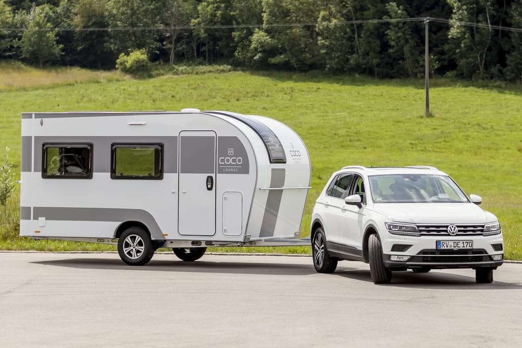 Kommen wir zum Wesentlichen: Wohnwagen und Reisemobile schrumpfenaGespann mit Wohnwagen: Häufig genügt dafür der Führerschein der Klasse B – das zeigt aber erst ein Blick auf die Waage.