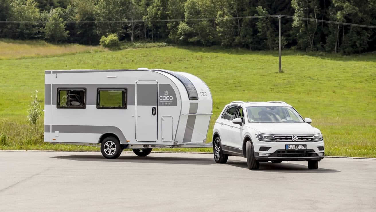 Kommen wir zum Wesentlichen: Wohnwagen und Reisemobile schrumpfenaGespann mit Wohnwagen: Häufig genügt dafür der Führerschein der Klasse B – das zeigt aber erst ein Blick auf die Waage.