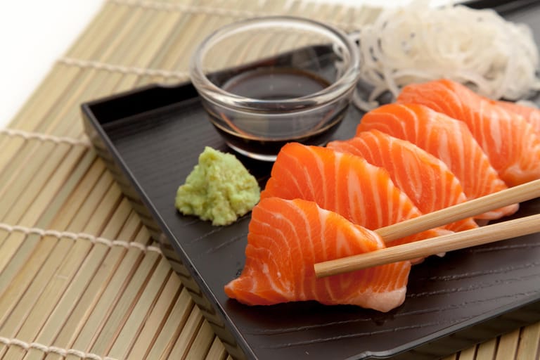 Sashimi: Roher Fisch, der in feine Streifen geschnitten serviert wird