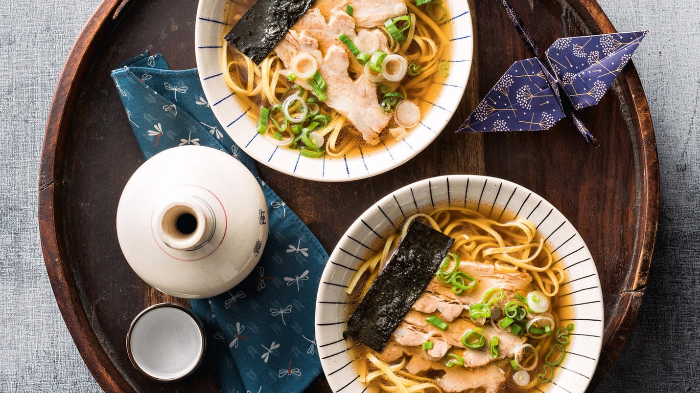 Tampopo-Nudelsuppe: Eine Variation von Ramen mit Noriblatt.