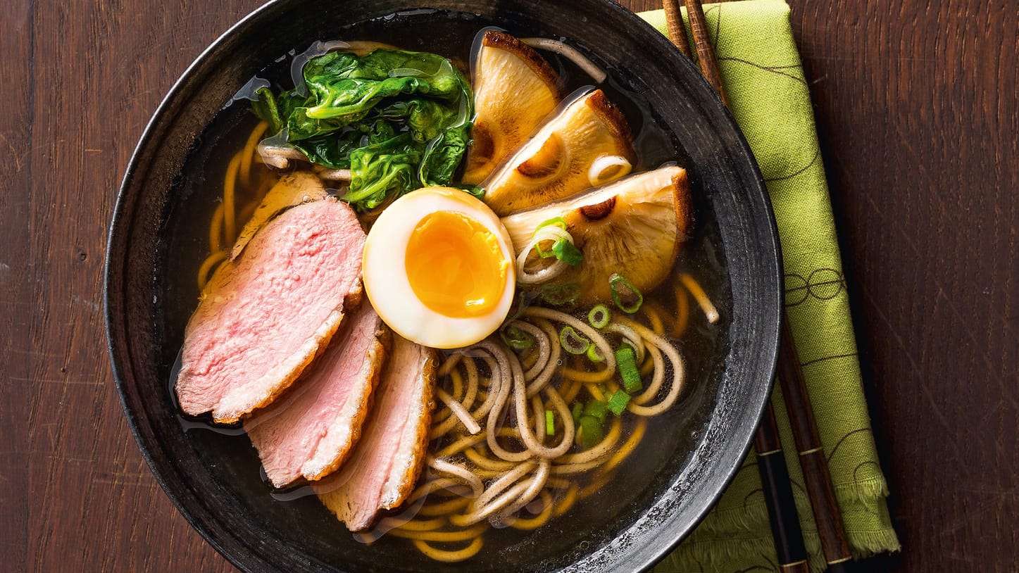 Ramen: Entenbrust und Shiitakepilze eignen sich gut als Einlage in diesem japanischen Gericht.