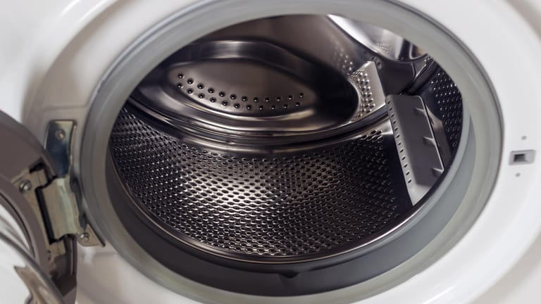 Waschmaschine: Regelmäßiges Entkalken ist in Gegenden mit hohem Wasserhärtegrad besonders wichtig.