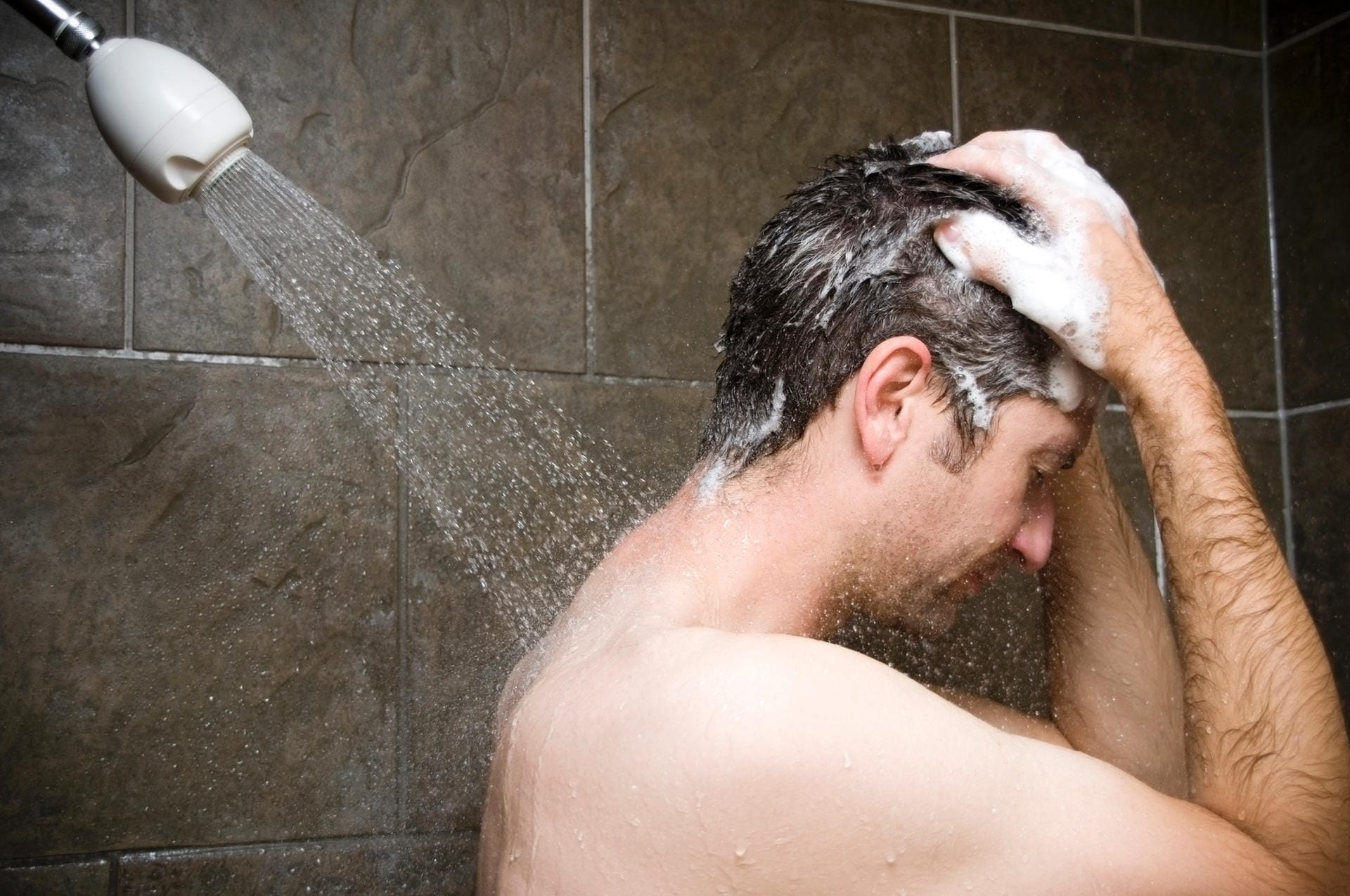 Ein Mann steht unter der Dusche (Symbolfoto): Gehören Warmwasser-Duschen bald der Vergangenheit an?