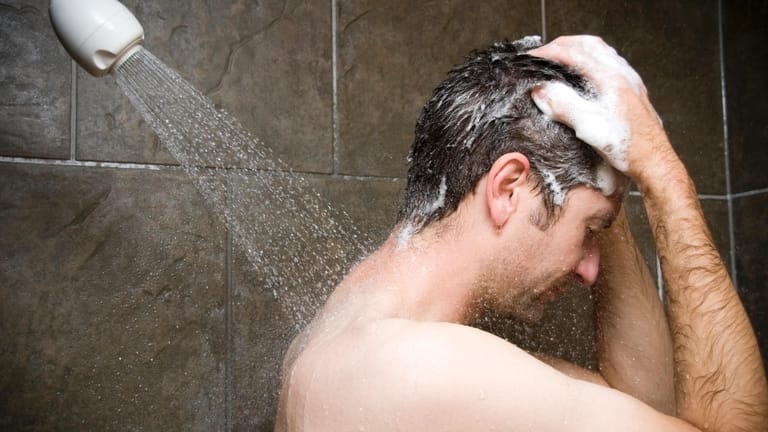Häufiges Duschen: Falls Sie sehr oft duschen, kann ihre Haut ihren natürlichen Säureschutzmantel verlieren.