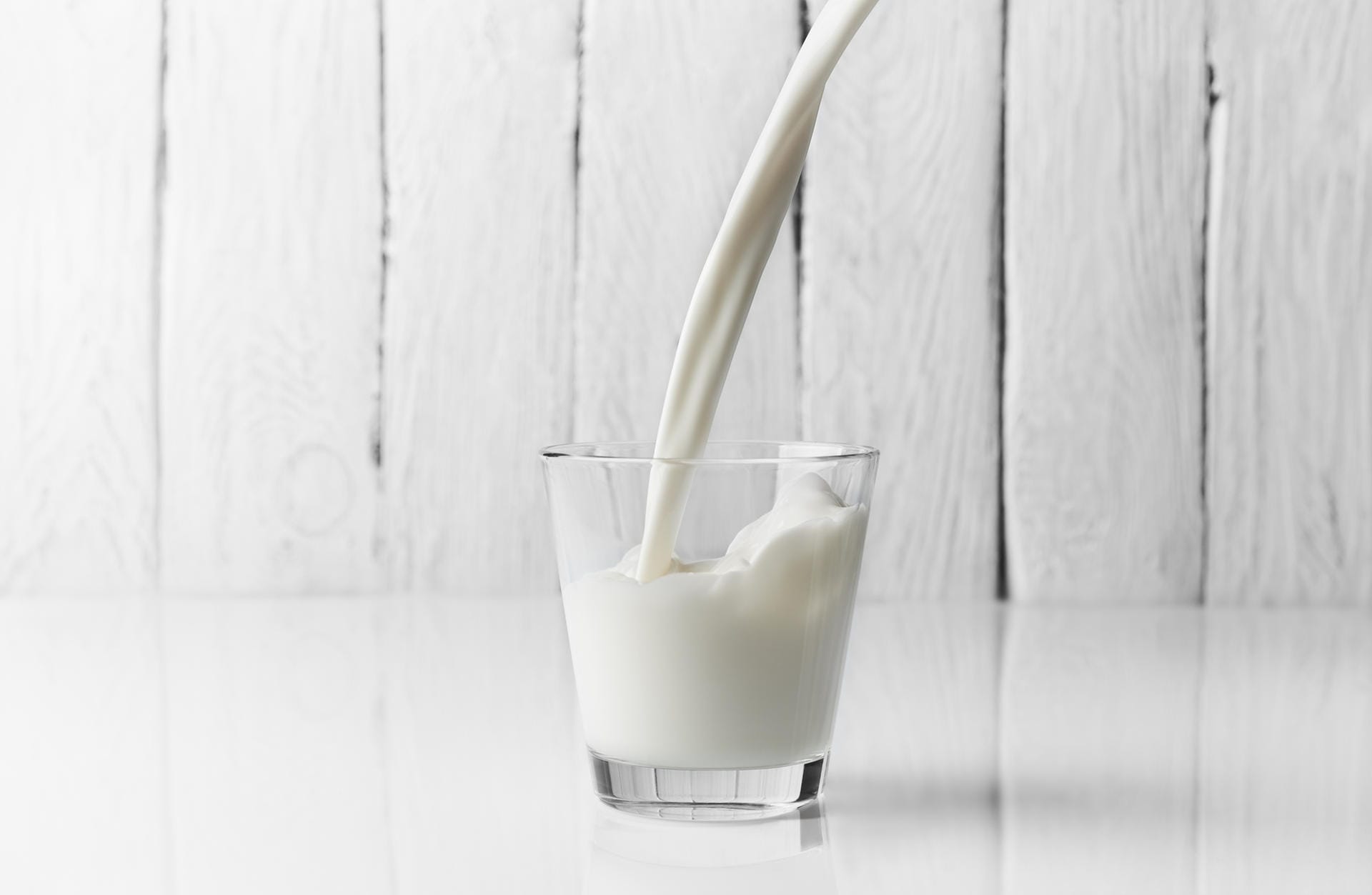 Milch: Die magere Variante enthält Eiweiß, welches besonders gut zu Muskeln umgebaut werden kann.