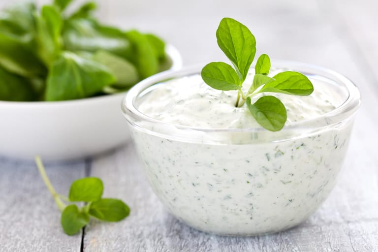 Quark mit Kräutern: Um Muskeln aufzubauen, wählen Sie Magerquark.