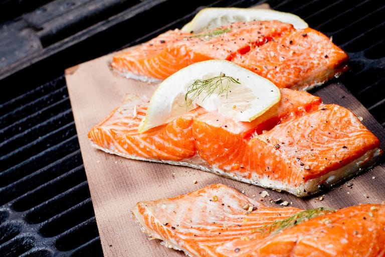 Lachs auf dem Grill: Neben Eiweiß enthält Fisch auch wichtige Omega-3-Fettsäuren.