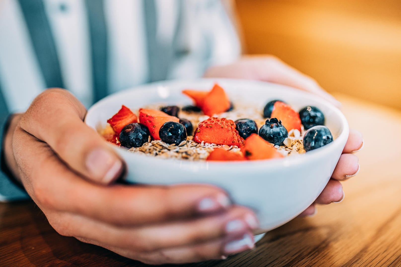 Schüssel mit Müsli: Beim Abnehmen ist eine gesunde Ernährung wichtig.