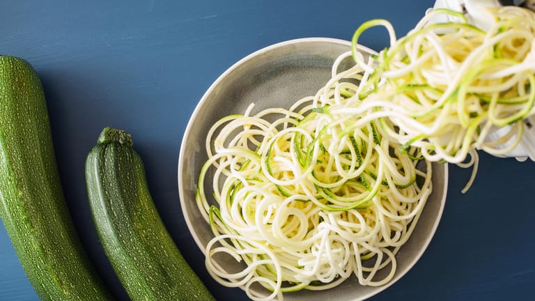 Zucchini: Das wasserreiche Gemüse kann auch als Ersatz für Spaghetti verwendet werden.