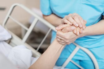 Versorgung einer Pflegebedürftigen: Der Anteil, den Ältere für ihre Pflege aufbringen müssen, unterscheidet sich je nach Bundesland und Pflegeeinrichtung.