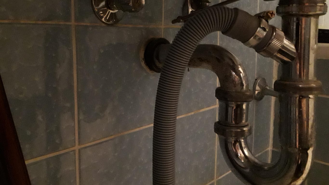 Abwasseranschluss am Siphon: Achten Sie darauf, dass der Anschluss gut sitzt und kein Wasser austritt.