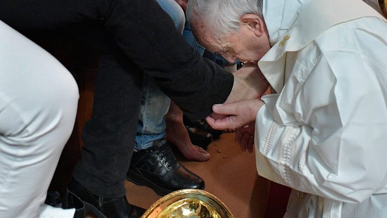 Franziskus wäscht Füße: Der Papst hat am Gründonnerstag 2017 bei der Abendmahlsmesse erstmals Mafia-Kronzeugen die Füße gewaschen.