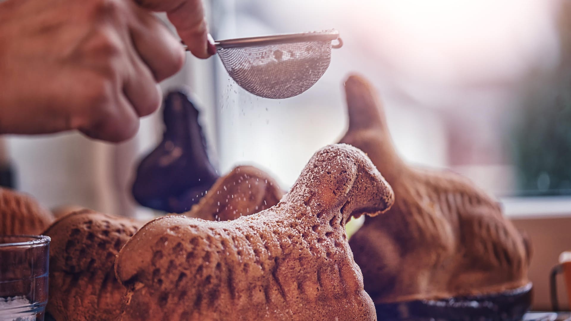 Osterlamm: Mit Puderzucker bestäubt schmeckt es nicht nur lecker, sondern dekoriert auch jeden Ostertisch.