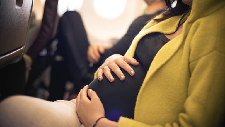 Schwangere im Flugzeug: Ob eine Frau während der Schwangerschaft mit dem Flugzeug verreisen kann, hängt vom Einzelfall ab.