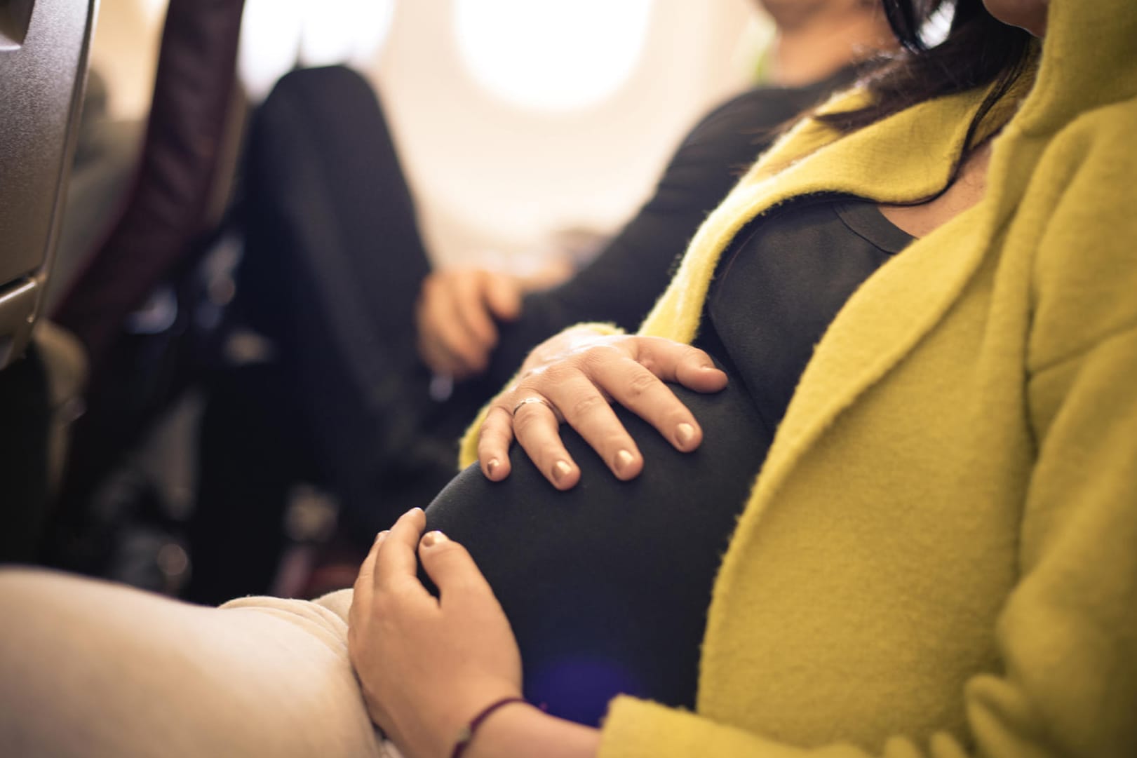 Schwangere im Flugzeug: Ob eine Frau während der Schwangerschaft mit dem Flugzeug verreisen kann, hängt vom Einzelfall ab.