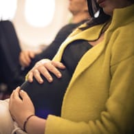 Schwangere im Flugzeug: Ob eine Frau während der Schwangerschaft mit dem Flugzeug verreisen kann, hängt vom Einzelfall ab.