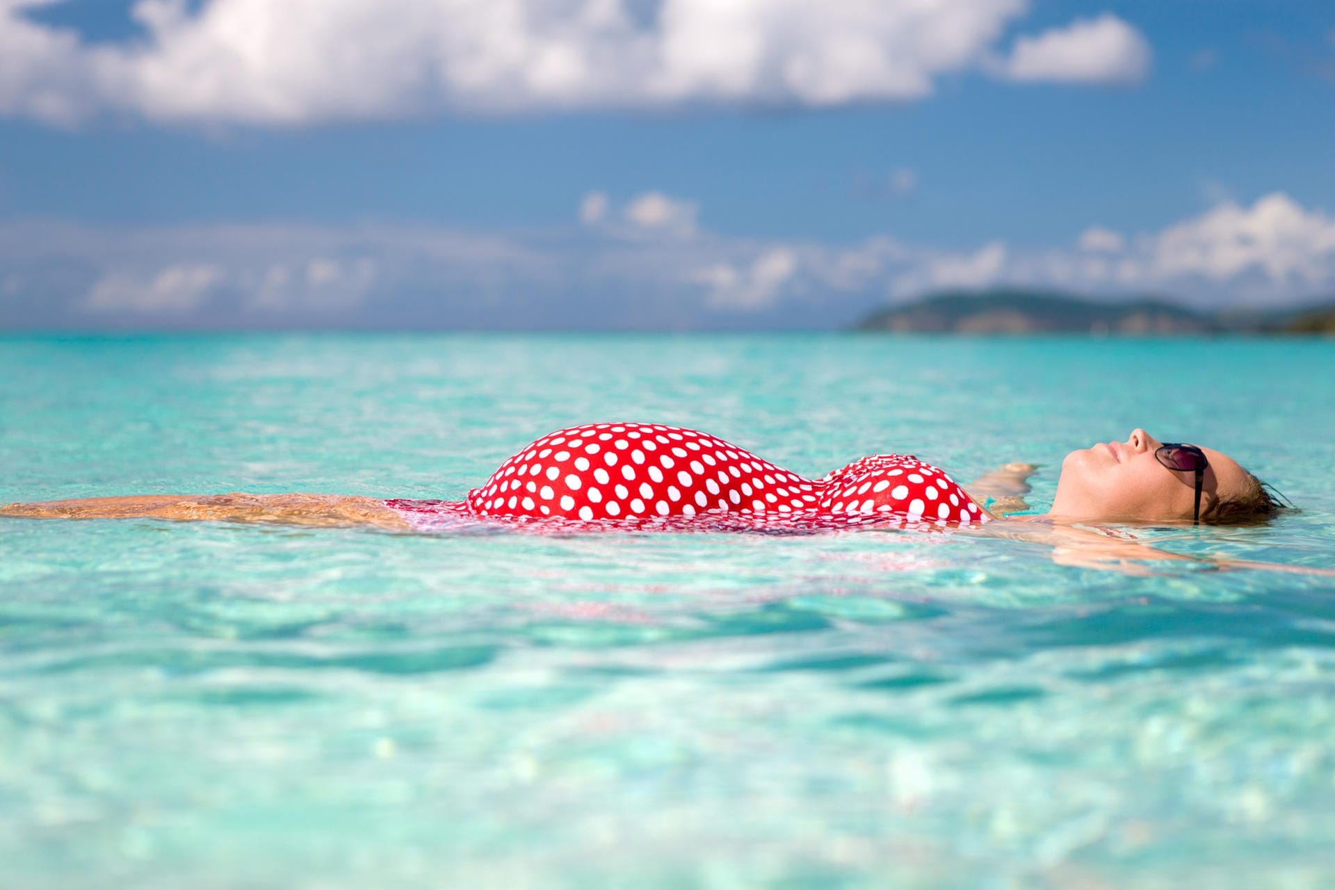 Denken Sie bei einem Strandurlaub unbedingt an den passenden Sonnenschutz, denn Ihre Haut reagiert in der Schwangerschaft empfindlicher. Sonnenschutzmittel mit hohem UV-Schutz ist in der Schwangerschaft am besten. Nehmen Sie sich auch einen Sonnenhut mit an den Strand.