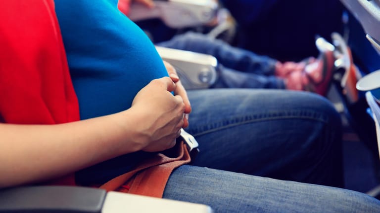 Die meisten Fluggesellschaften nehmen Schwangerer nur bis zum Ende der 36. Woche an Bord. Schauen Sie sich vorab die Bedingungen der Airline an, mit der Sie fliegen.