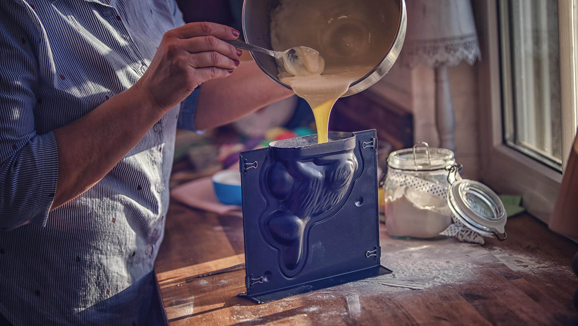 Osterhase backen: Füllen Sie die Form nicht ganz bis zum Rand, da der Teig noch etwas aufgehen wird.