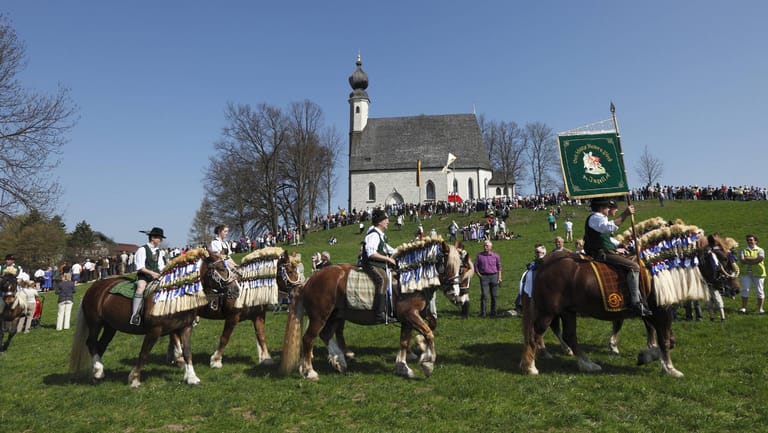 Georgiritt in Traunstein: Die Pferdewallfahrt findet traditionell am Ostermontag statt.