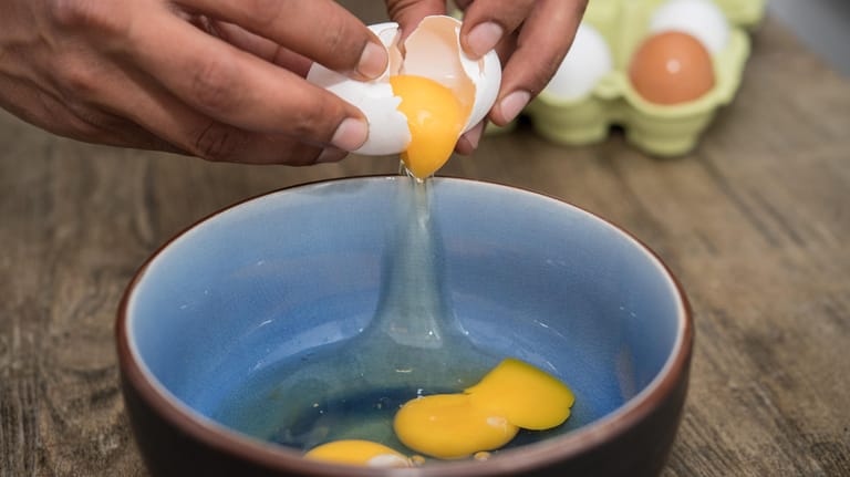 Eier aufschlagen: Für Rührei zunächst die Eier in eine Schüssel geben und anschließend mit dem Schneebesen verrühren.
