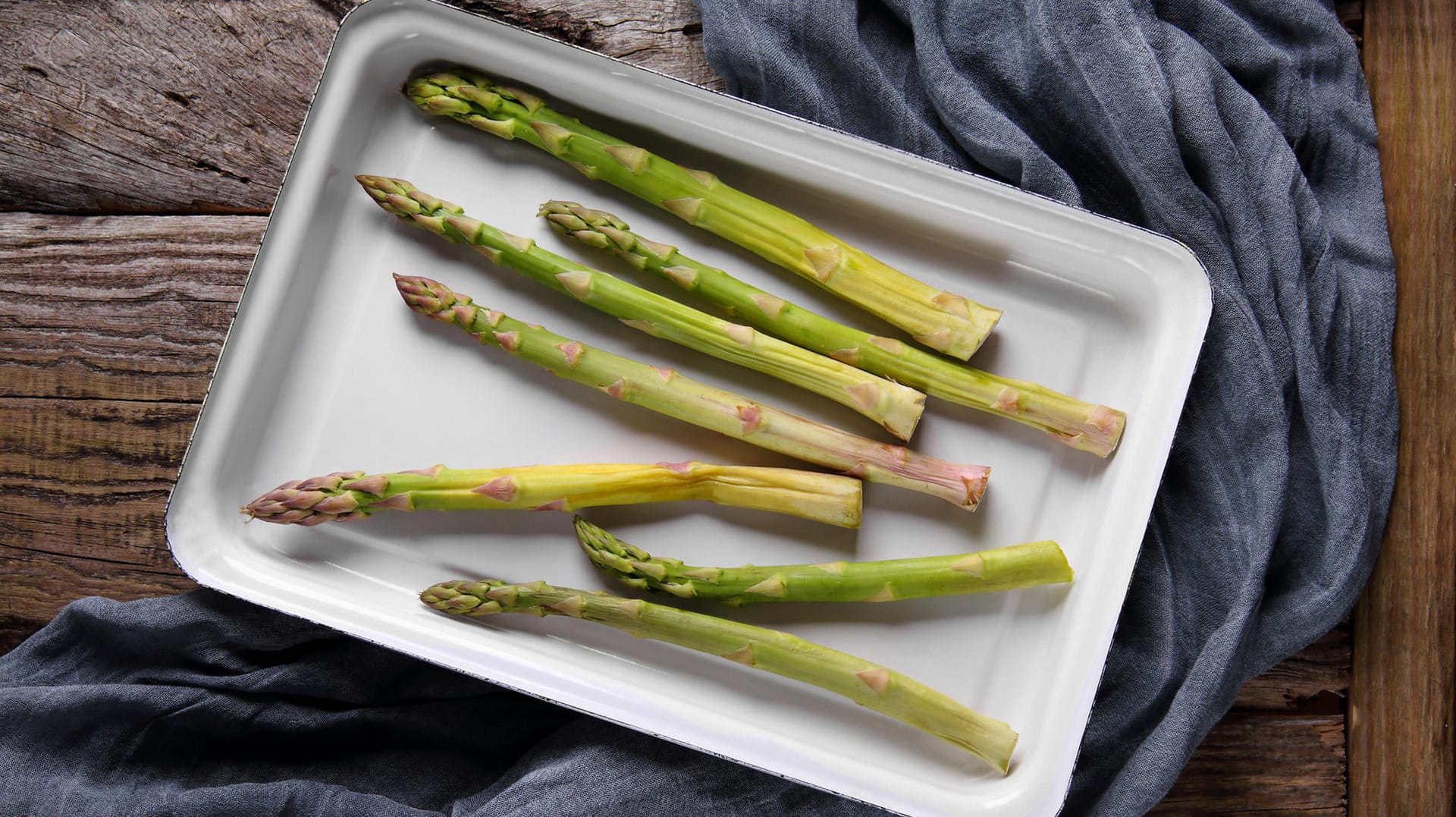 Spargel im Backofen: Diese Garmethode ist eine besonders schonende Variante.