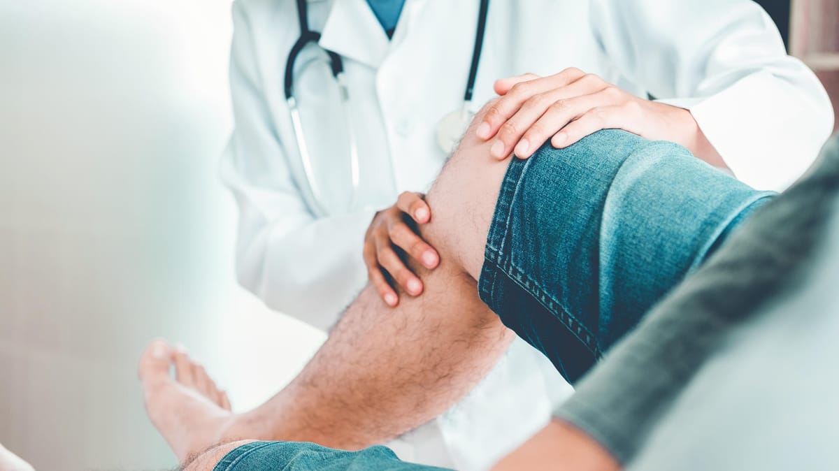 Knacken und Knirschen im Knie: Das können Ursachen für die Geräusche sein