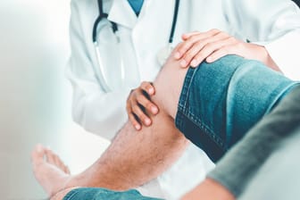 Bei Knieproblemen wird oft arthroskopiert. Doch der Eingriff bringt offenbar wenig.
