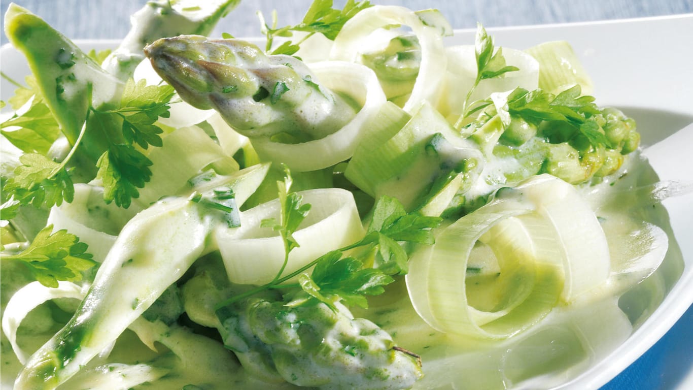 Grüner Spargelsalat: Lassen Sie den Salat vor dem Servieren 20 Minuten ziehen.