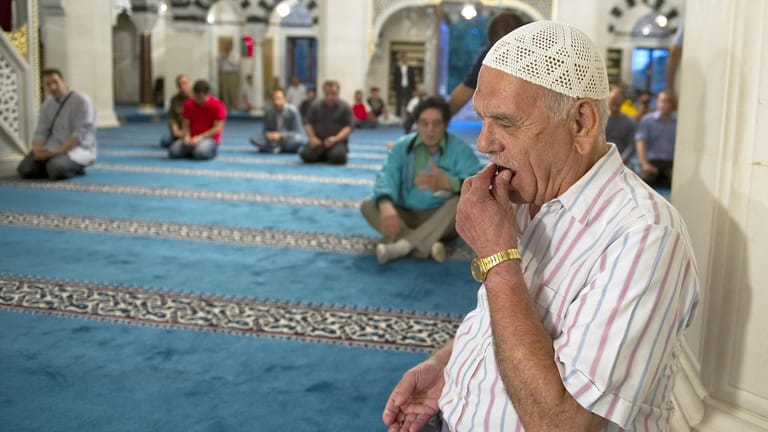 Gläubige in einer Moschee: Zum Fastenbrechen essen Gläubige nach dem Abendgebet zuerst eine Dattel und trinken anschließend ein Schluck Wasser.