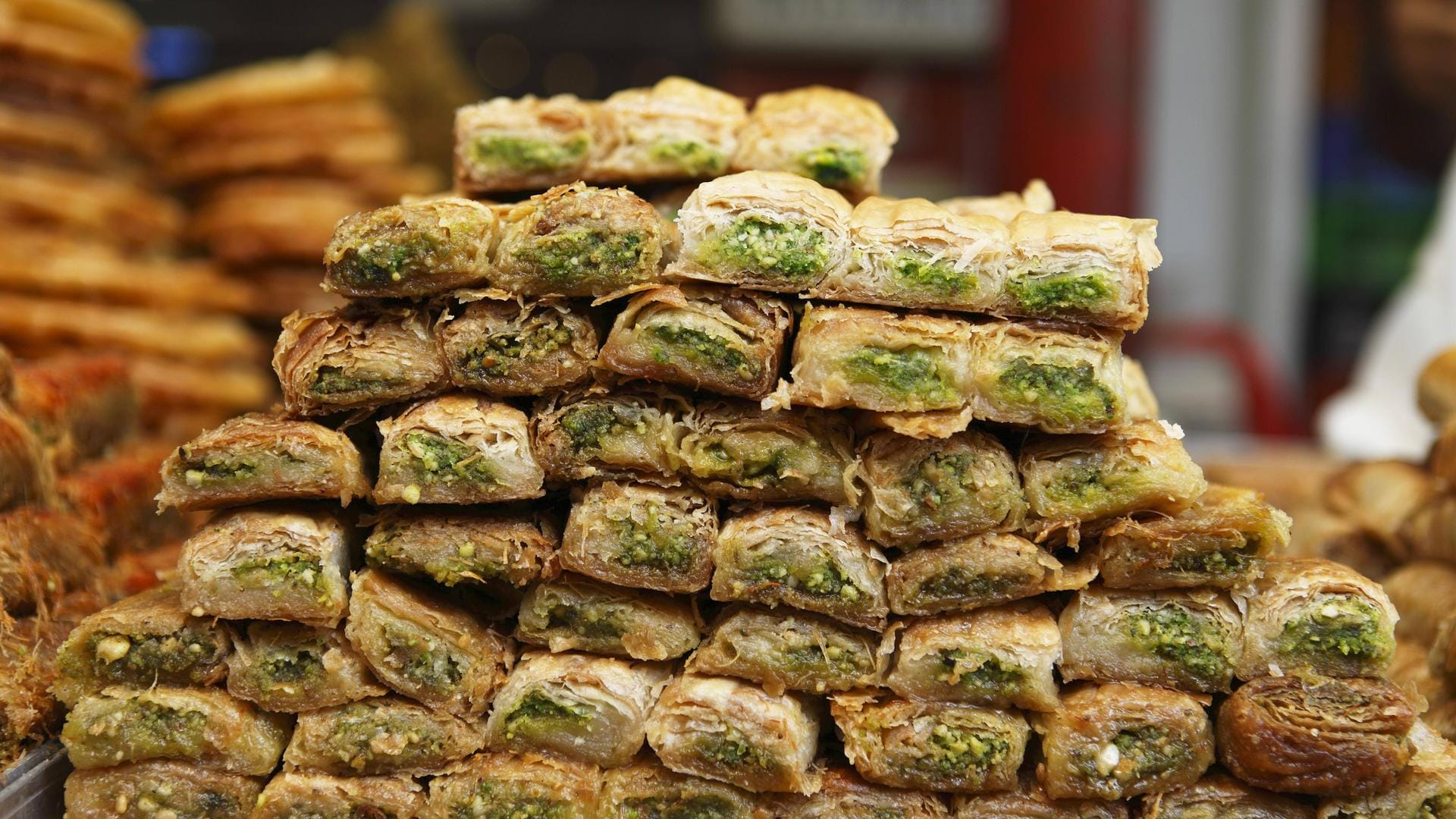 Gestapelte frische Baklava: Gutes Essen und viel Süßes gehören zum Zuckerfest dazu.