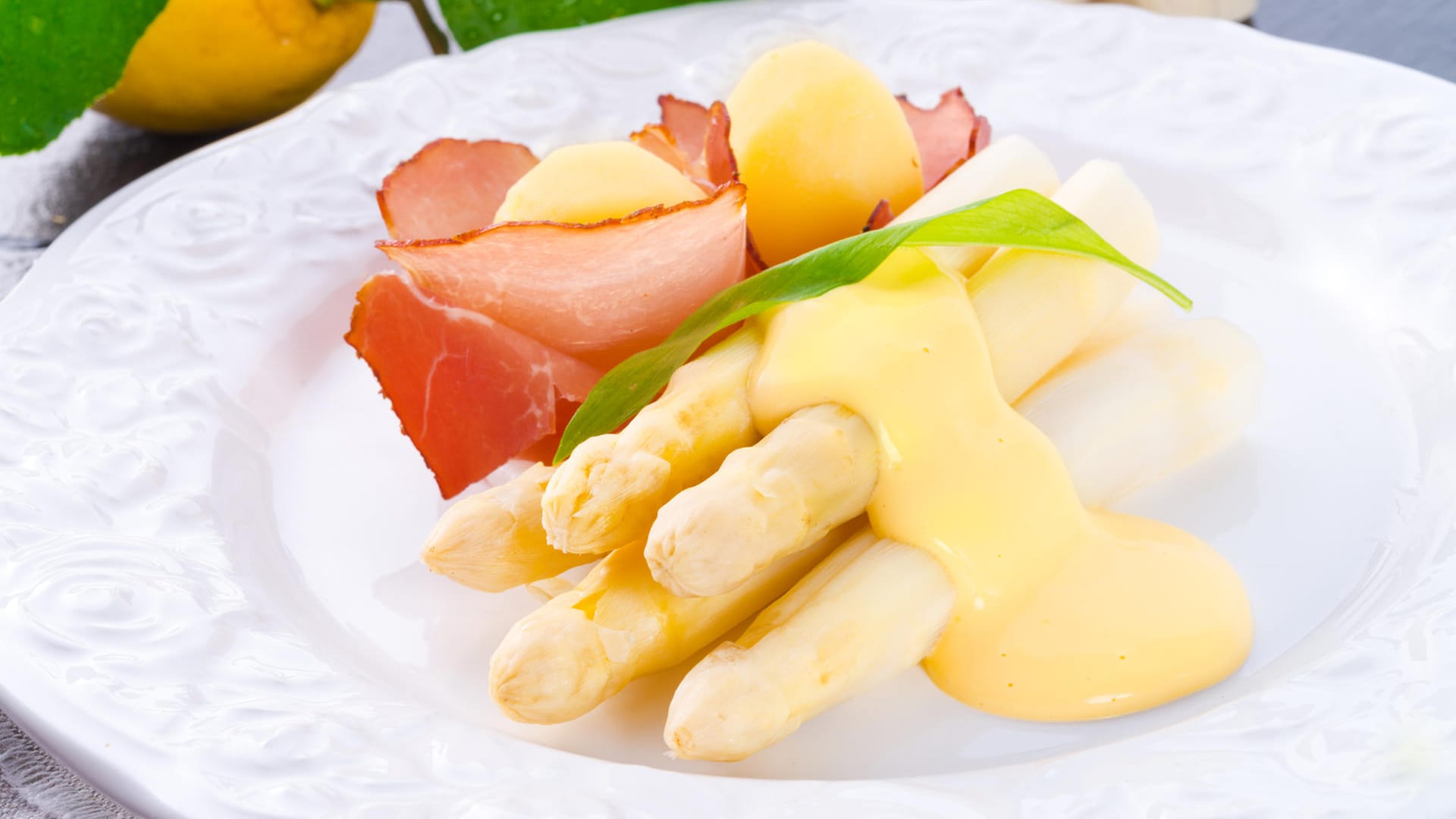 Spargelgericht: Sauce Hollandaise harmoniert gut mit dem Gemüse.