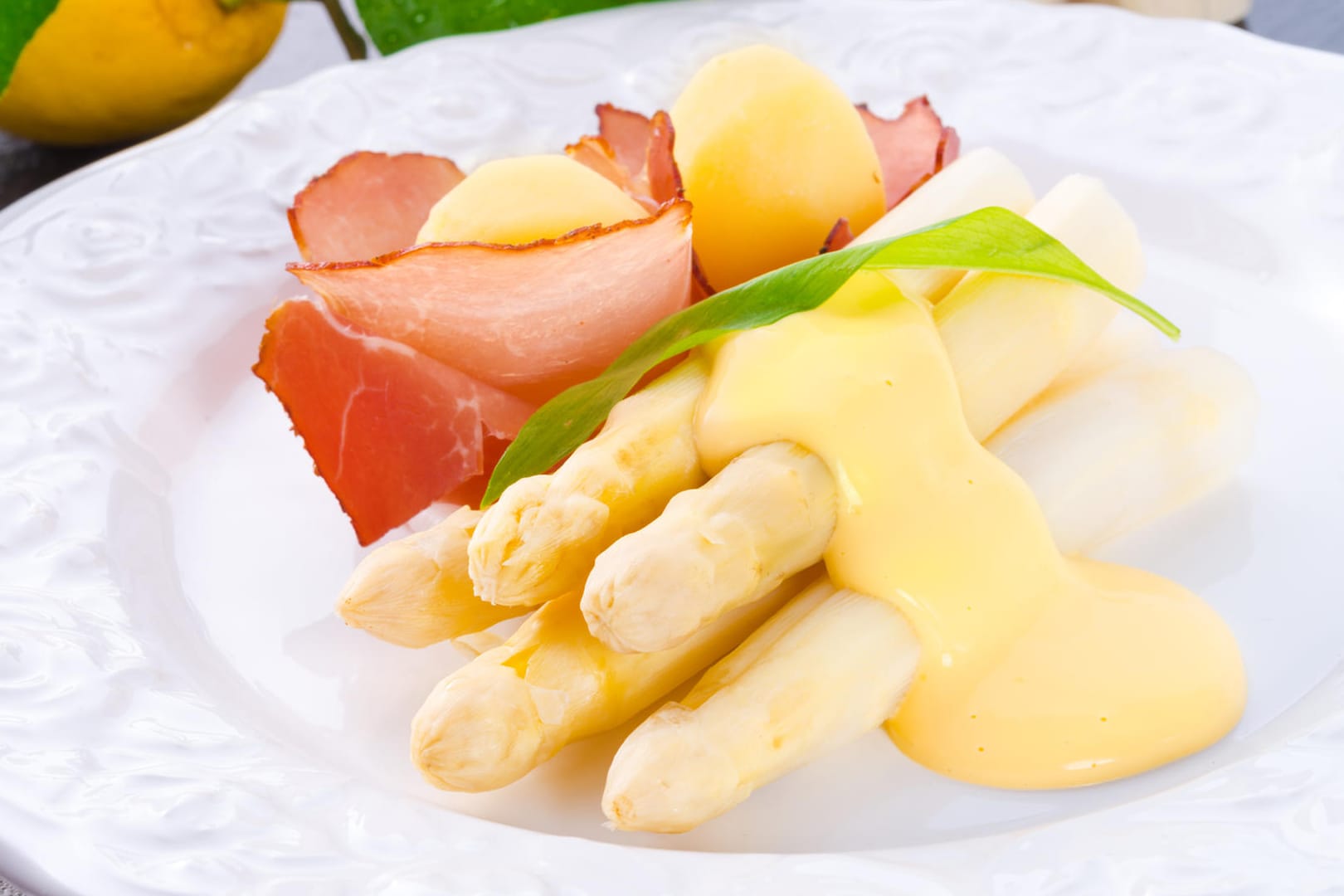 Spargelgericht: Sauce Hollandaise harmoniert gut mit dem Gemüse.