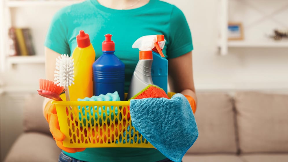 Reinigungsmittel für den Frühjahrsputz: Es müssen nicht immer Chemiekeulen sein. Mit Natron und anderen Hausmitteln kriegen Sie ihr Zuhause sauber.