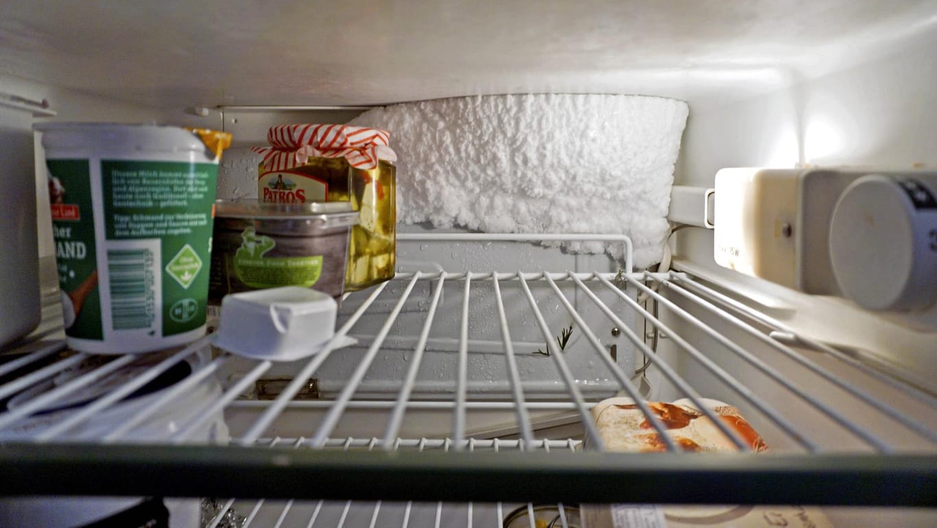 Vereisung in einem Kühlschrank: Eine Eisschicht hat sich schnell gebildet – und sollte regelmäßig entfernt werden.