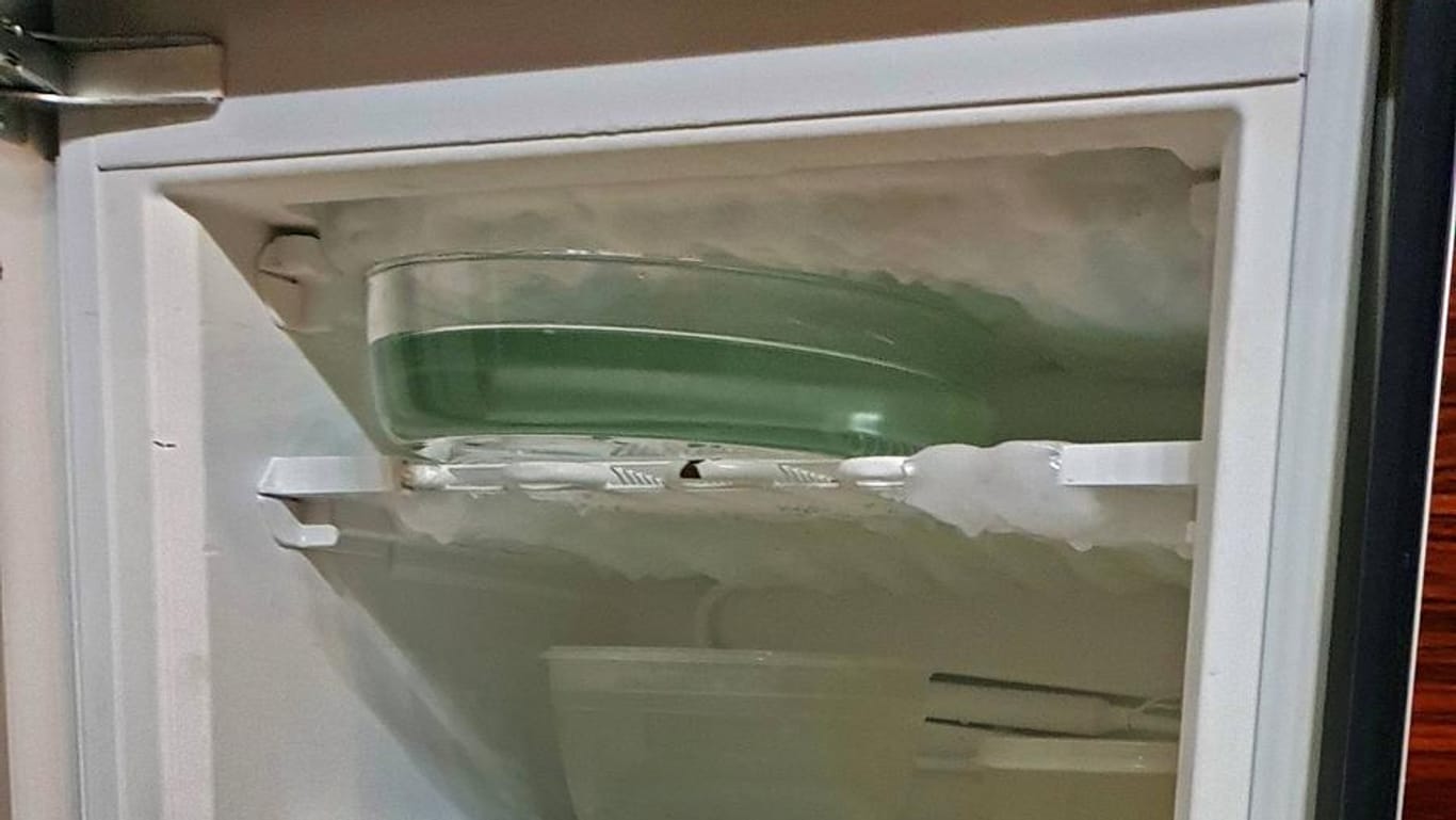 Kühlschrank wird abgetaut: Ein Gefäß mit heißem Wasser im Kühlschrank beschleunigt das Abtauen.