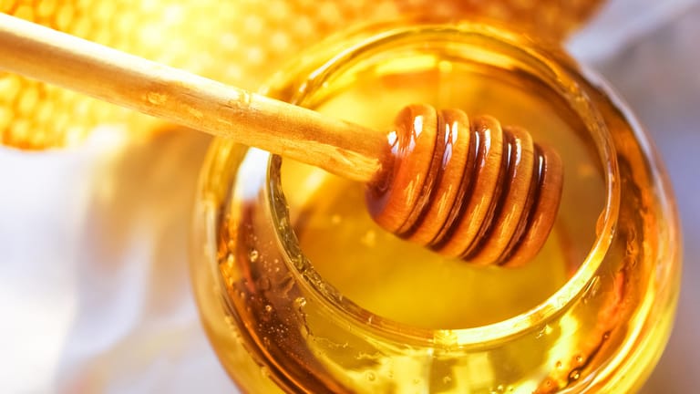 Honig: Das Naturprodukt kann nicht nur Speisen süßen, sondern hilft auch bei Halsschmerzen.