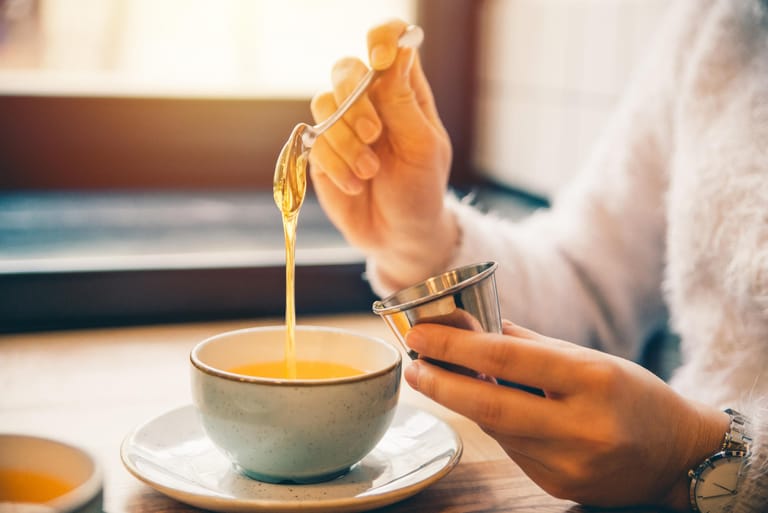 Bei Erkältungen tun heiße Getränke besonders gut. Wer seinem Tee Honig hinzufügt, verwöhnt seinen Hals zusätzlich. Denn Honig lindert nicht nur den Hustenreiz, sondern besitzt auch eine antibakterielle Wirkung.