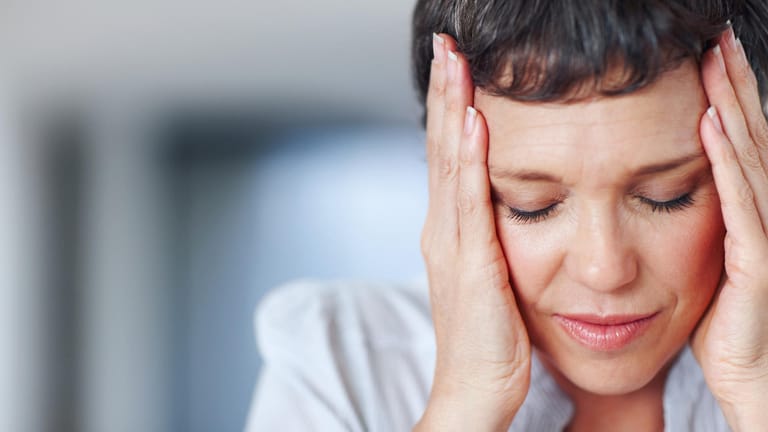 Kopfschmerzen: Bei Frauen können sie eines unter vielen Anzeichen für einen Herzinfarkt sein.
