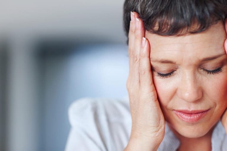 Kopfschmerzen: Bei Frauen können sie eines unter vielen Anzeichen für einen Herzinfarkt sein.