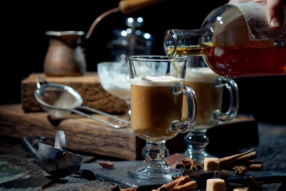 Kaffee mit Schuss: Ob mit Wodka oder Whiskey – Kaffee lässt sich auch mit Alkohol kombinieren.