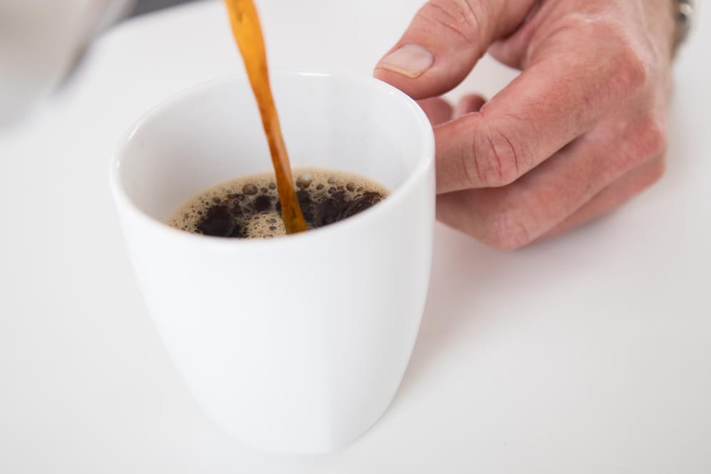 Heißer Kaffee: Hat das Getränk zu wenig Aroma, kann das an einer falschen Dosierung des Kaffeepulvers liegen.
