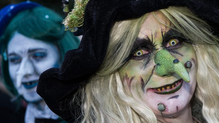 Als Hexen kostümierte Frauen: Sie besuchen zur Walpurgisnacht den Hexentanzplatz im Harz.