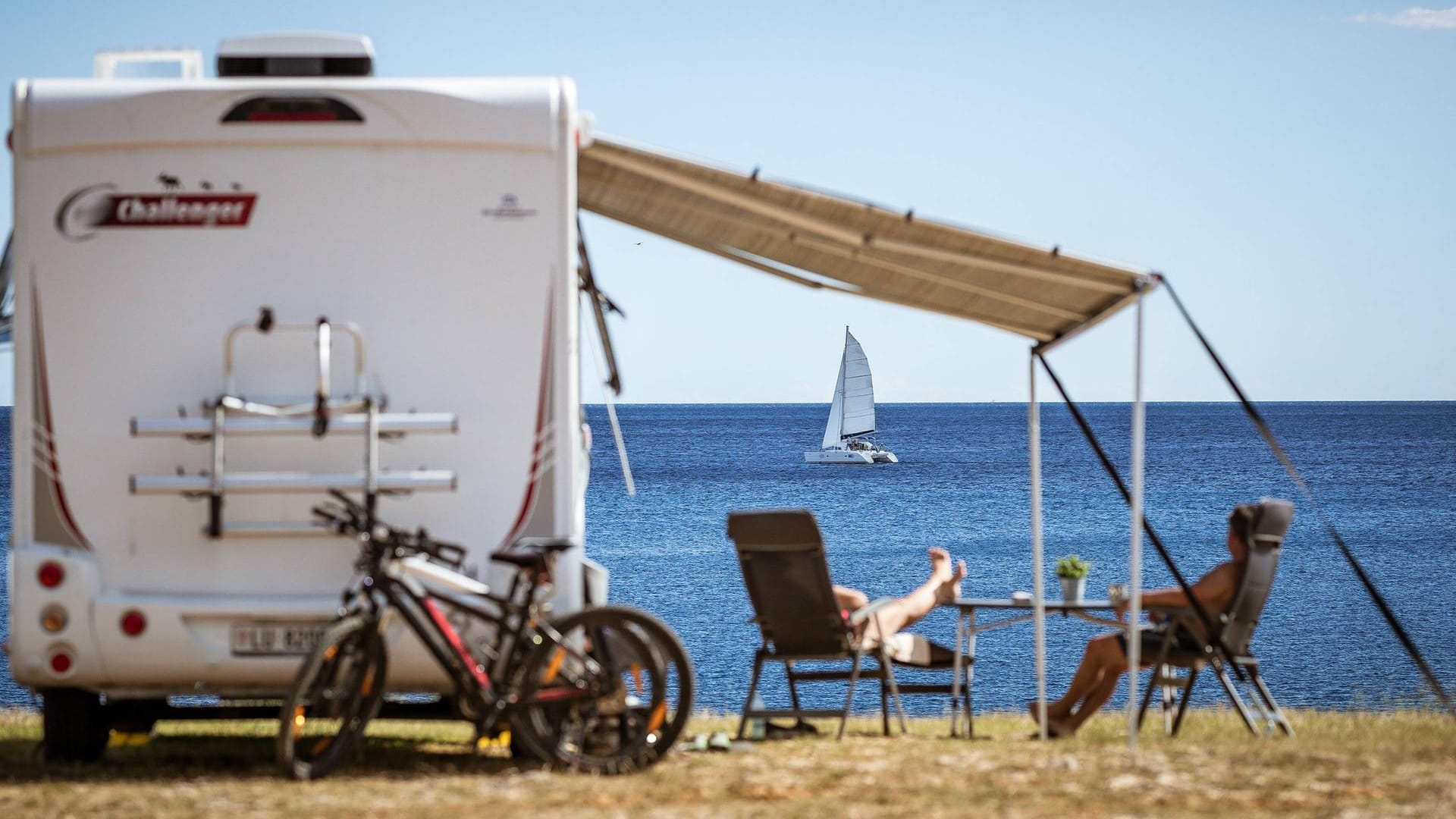 Wohnmobil am Strand: Was einladend aussieht, ist oftmals per Satzung verboten.