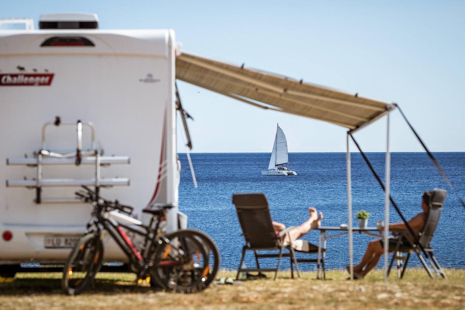 Wohnmobil am Strand: Was einladend aussieht, ist oftmals per Satzung verboten.