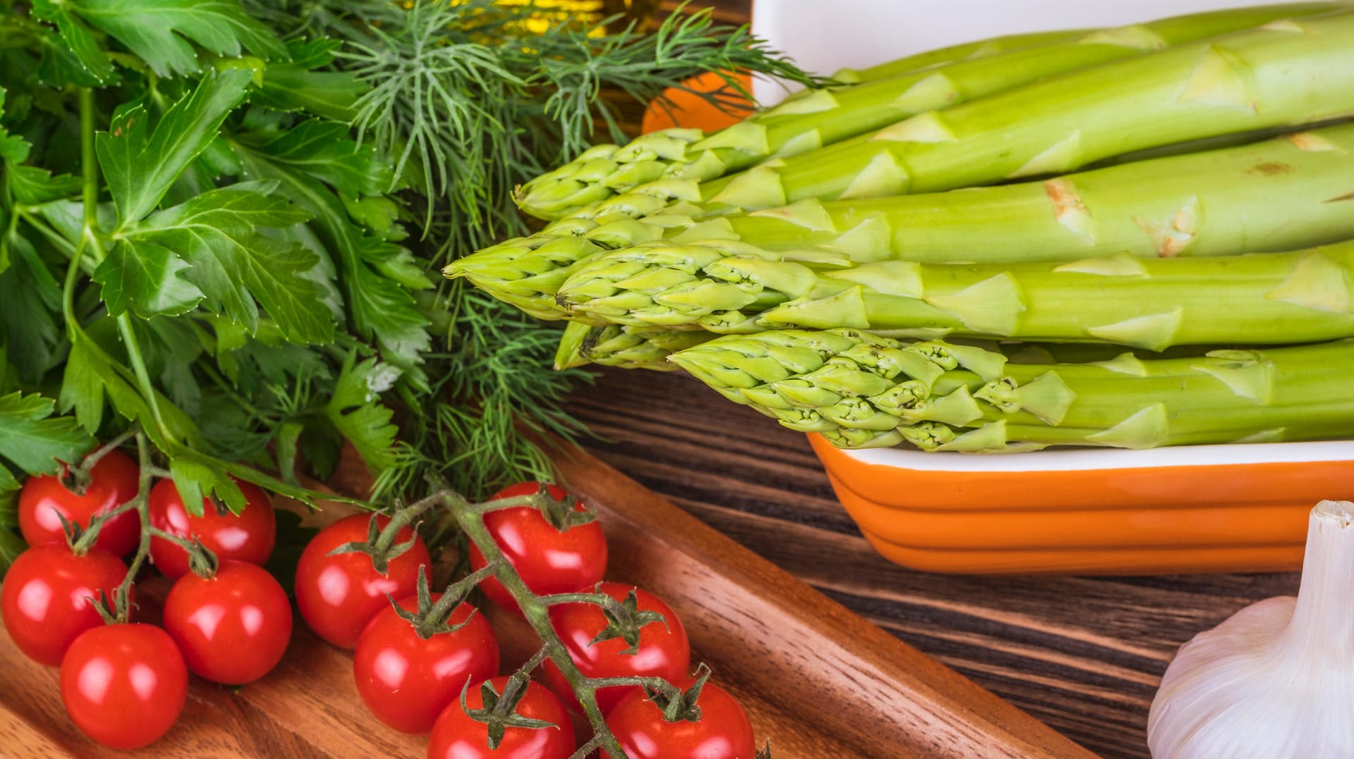 Grüner Spargel-Salat mit Kirschtomaten