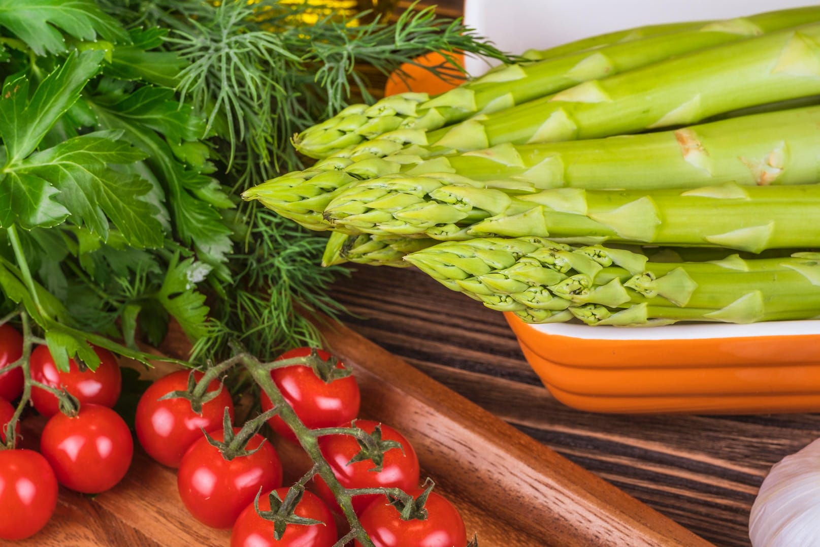 Grüner Spargel-Salat mit Kirschtomaten