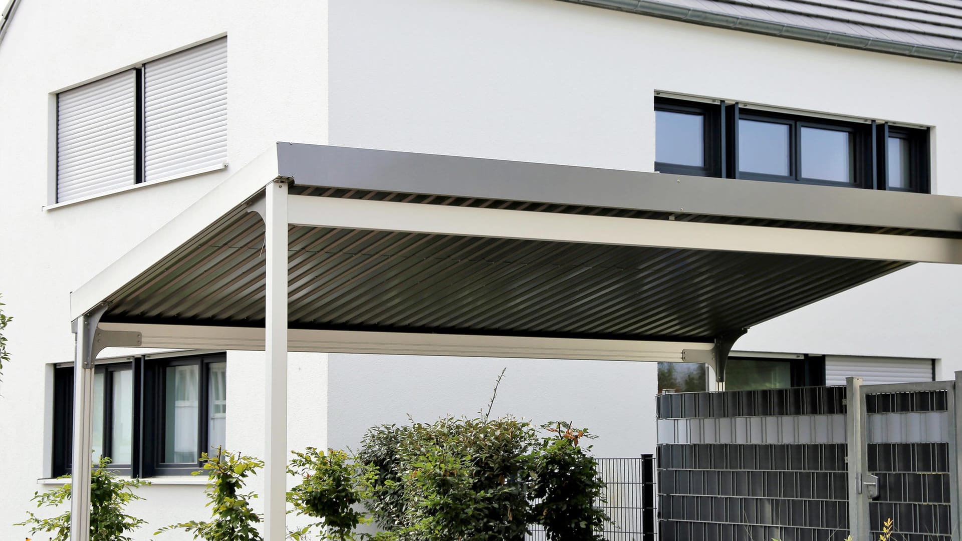 Aluminium-Carport: Das Metall wiegt wenig und ist dabei sehr robust.